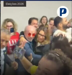 Lula comemora virada na apuração do segundo turno ao lado de aliados