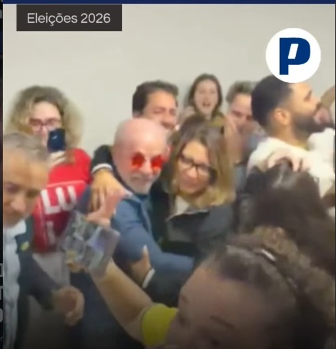 Lula comemora virada na apuração do segundo turno ao lado de aliados