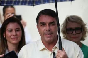 MISTÉRIO SOBRE PARADEIRO DE FLÁVIO BOLSONARO: MORAES CANCELA PASSAPORTES E SUPOSTA FUGA PARA OS EUA GANHA NOVOS DESDOBRAMENTOS
