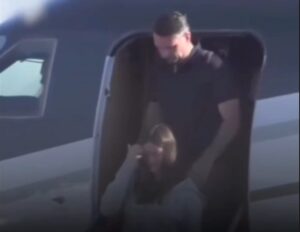 VEJA O EXATO MOMENTO EM QUE FLÁVIO BOLSONARO E FAMÍLIA CHEGAM A AEROPORTO NOS EUA
