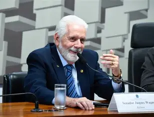 Jaques Wagner diz que aproximação de ACM Neto com Flávio Bolsonaro pode favorecer grupo de Lula na Bahia